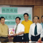 乐居岭天后宫理事团队回赠妈祖书籍于董事长林金榜,庙主席陪同